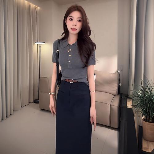 2025夏季时尚风向标 翻领Polo衫与半身裙的休闲套装搭配